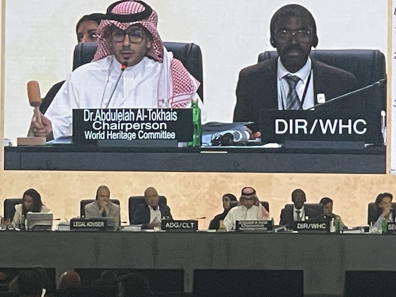 Thời khắc Chủ tịch Uỷ ban Di sản Thế giới Kỳ họp lần thứ 45 (TS. Abdulelad Al Tokhais - Ả-rập Xê-út) gõ búa thông qua hồ sơ Vịnh Hạ Long - Quần đảo Cát Bà
