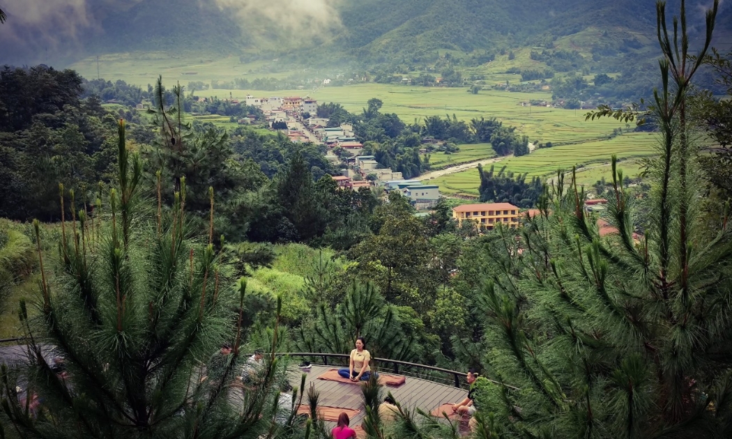 Buổi tập yoga buổi sáng hưởng ứng World Wellness Weekend 2023 tại khu nghỉ Garrya Mù Cang Chải.