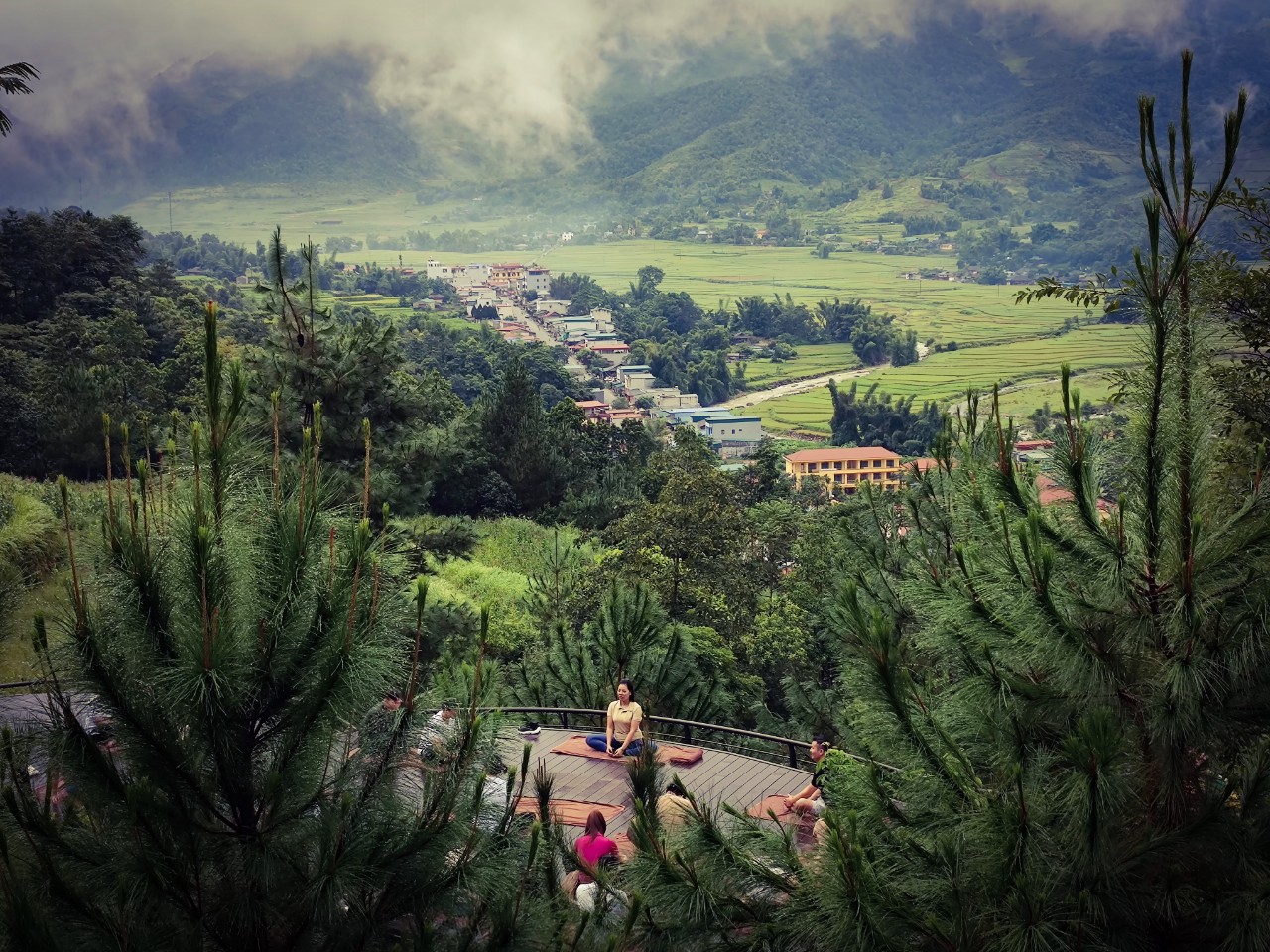 Buổi tập yoga buổi sáng hưởng ứng World Wellness Weekend 2023 tại khu nghỉ Garrya Mù Cang Chải.