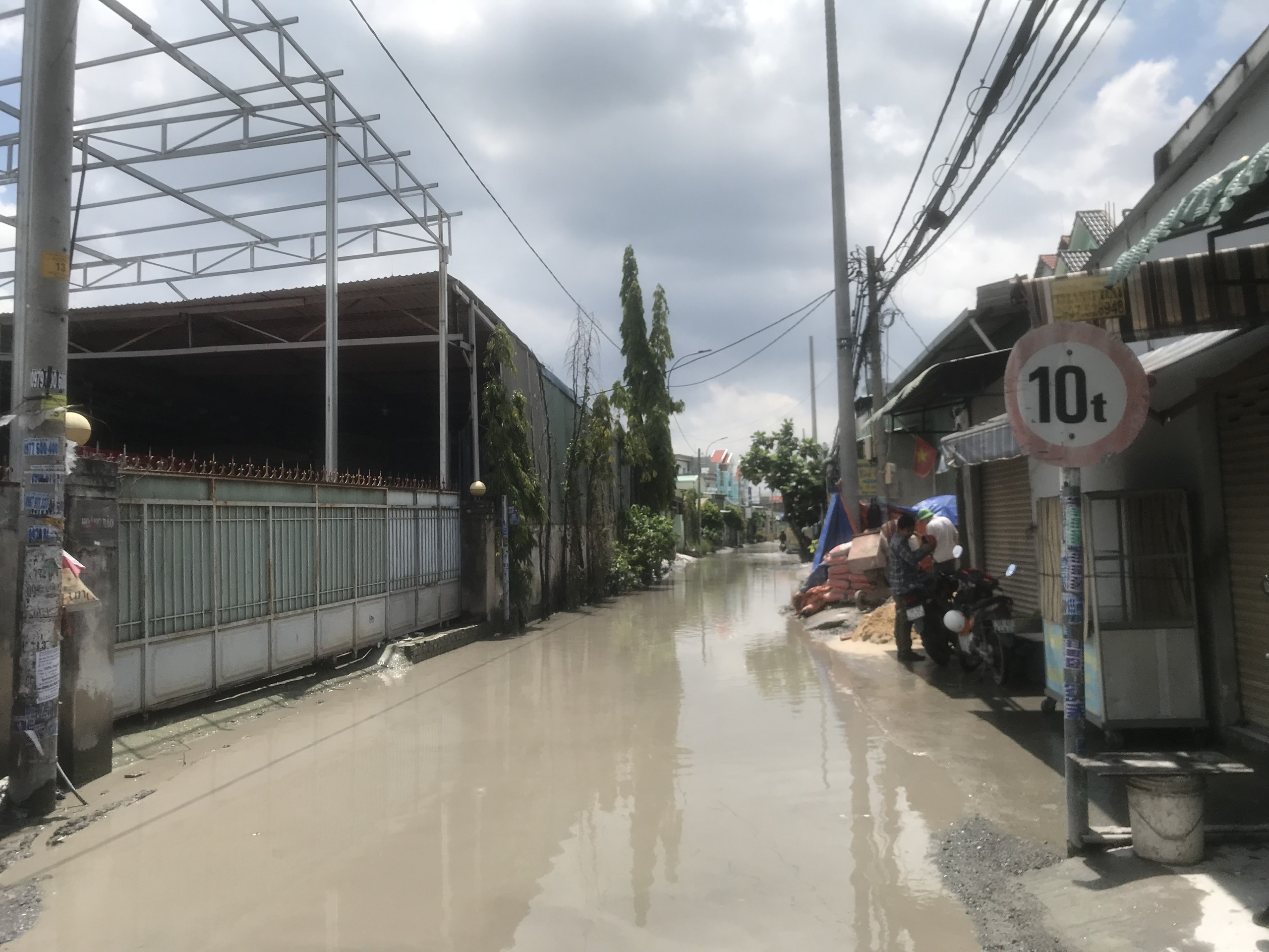 Đoạn đường 370m An Phú Đông 35, quận 12, TP.HCM, thường xuyên bị ngập do không có cống.