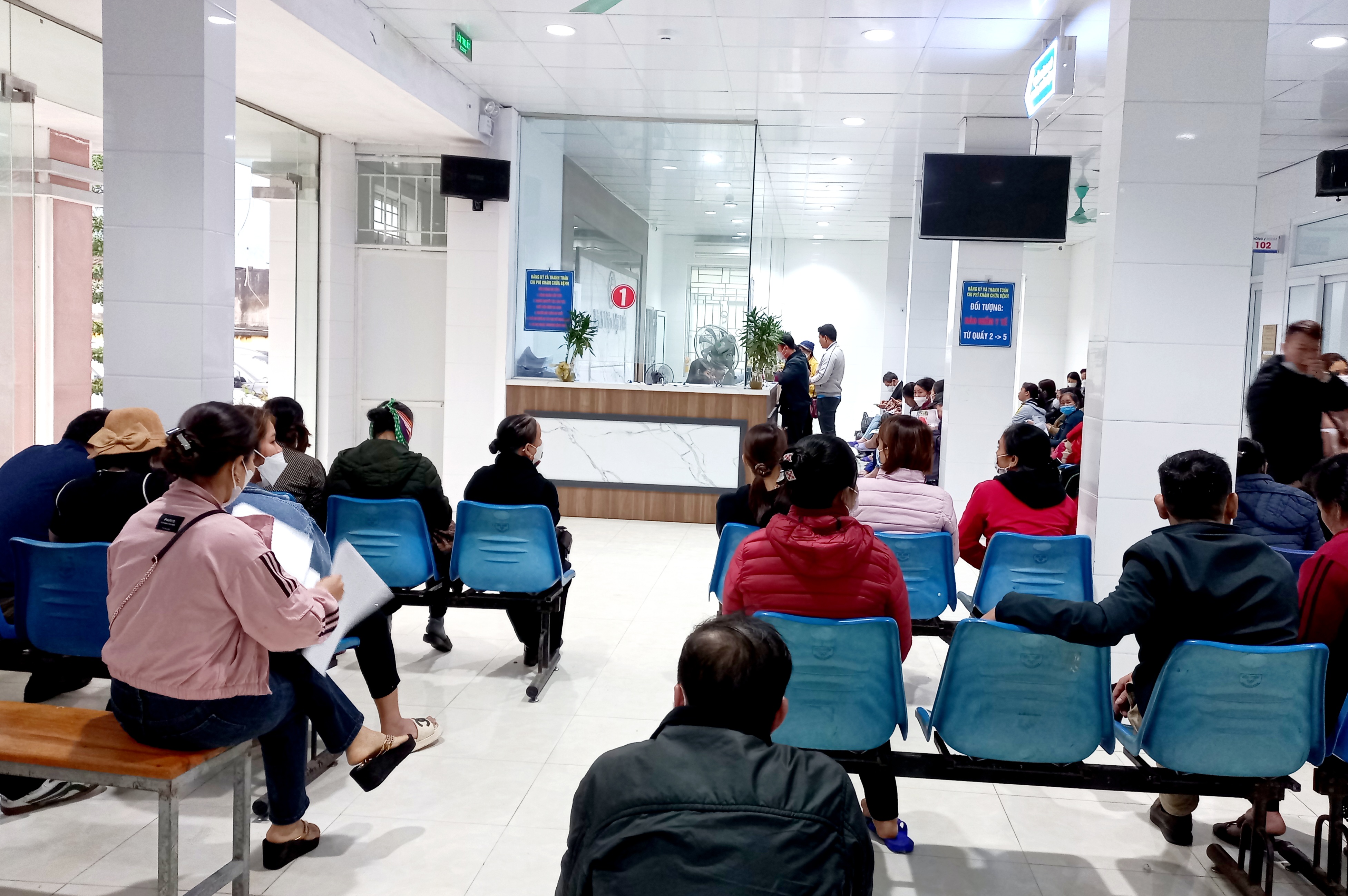 Người dân chờ làm thủ tục khám chữa bệnh bảo hiểm y tế. Ảnh - N.Dương.