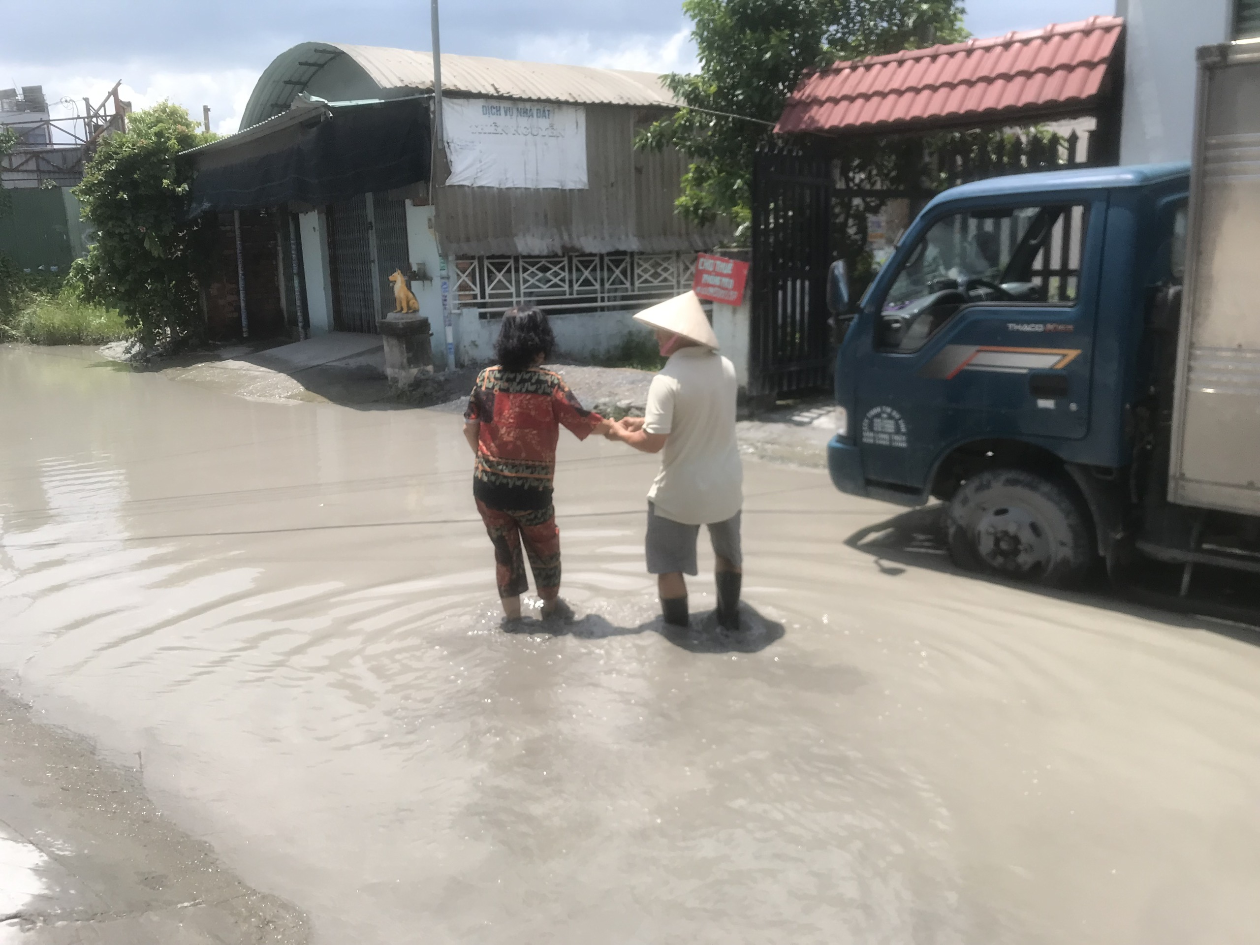 Con đường An Phú Đông 35 (đoạn 370m) được hình thành nhưng không có cống thoát nước.