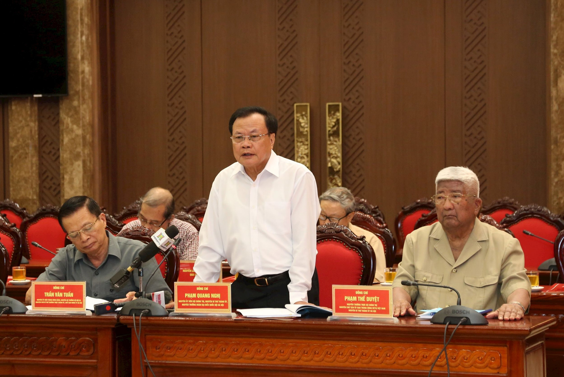 Nguyên Bí thư Thành ủy Hà Nội Phạm Quang Nghị phát biểu tại hội nghị.