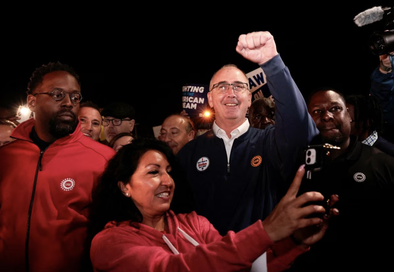 Chủ tịch UAW Shawn Fain cùng công nhân đình công tại nhà máy của Ford ở Michigan hôm 15/9 - Ảnh: Reuters.