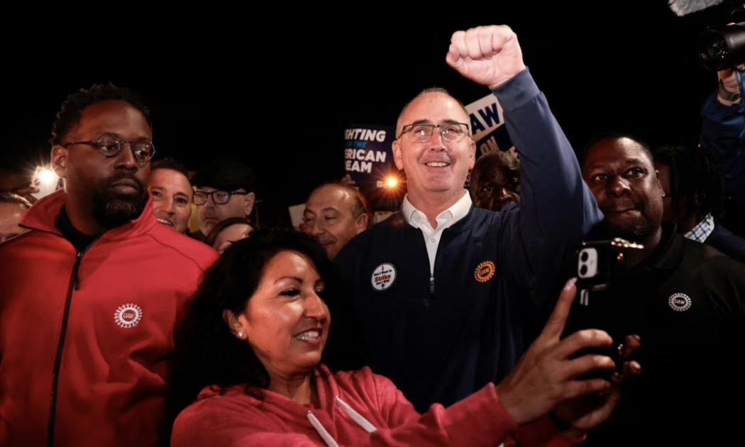 Chủ tịch UAW Shawn Fain cùng công nhân đình công tại nhà máy của Ford ở Michigan hôm 15/9 - Ảnh: Reuters.