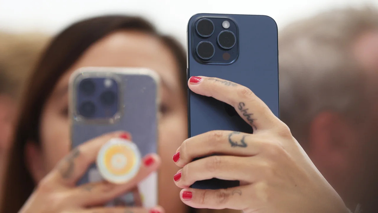 Người tham dự ngắm nh&igrave;n chiếc iPhone 15 Pro mới trong sự kiện của Apple v&agrave;o ng&agrave;y 12/ 9 tại Cupertino, California (Mỹ).