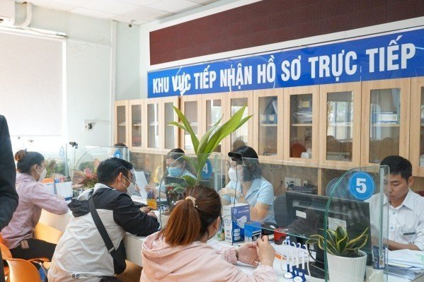 Người lao động làm thủ tục hưởng bảo hiểm một lần tại TP. HCM. Ảnh - BHXH Việt Nam. 