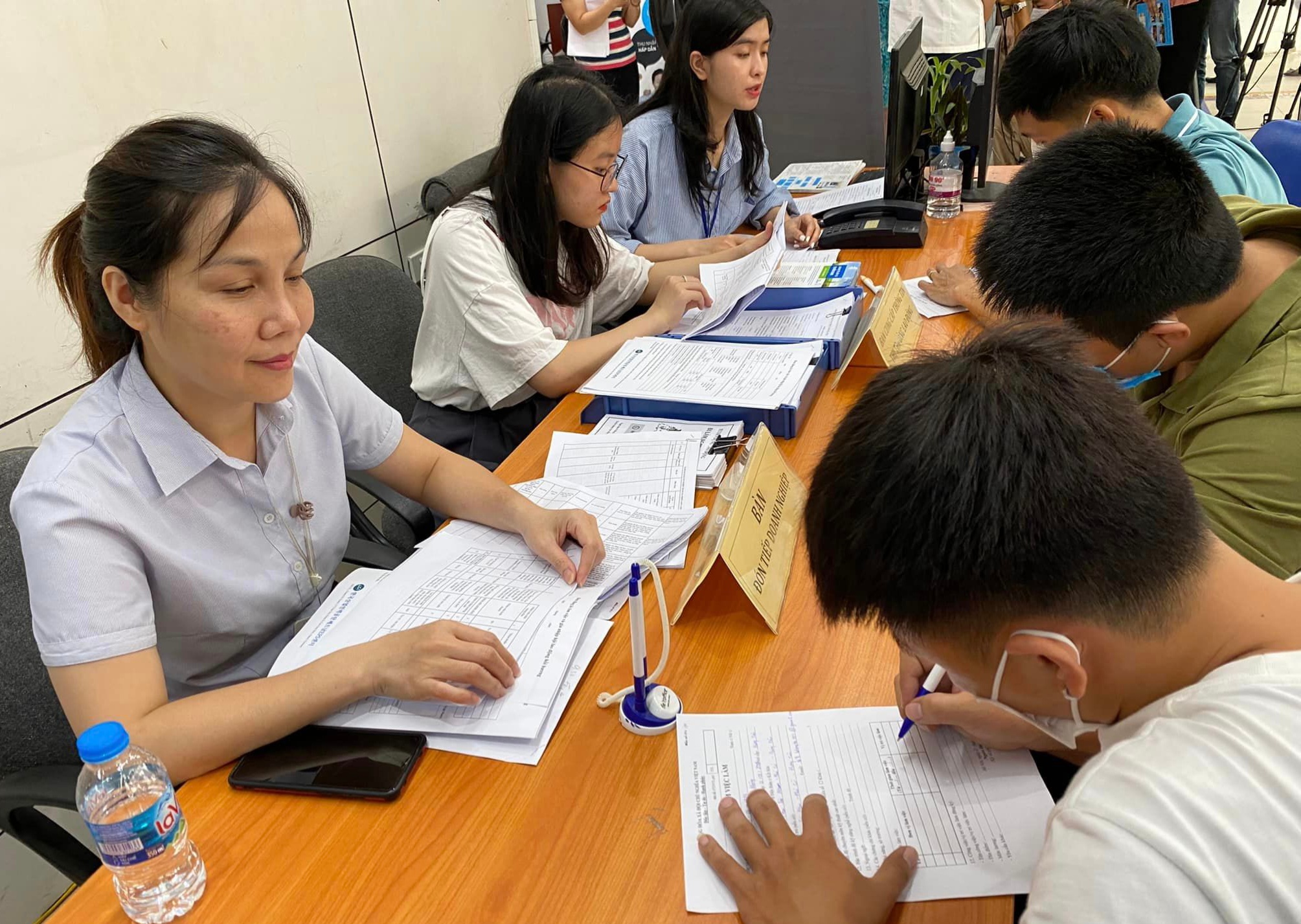 Người lao động khai báo tình trạng việc làm tại Trung tâm giới thiệu việc làm. Ảnh - N.Dương.
