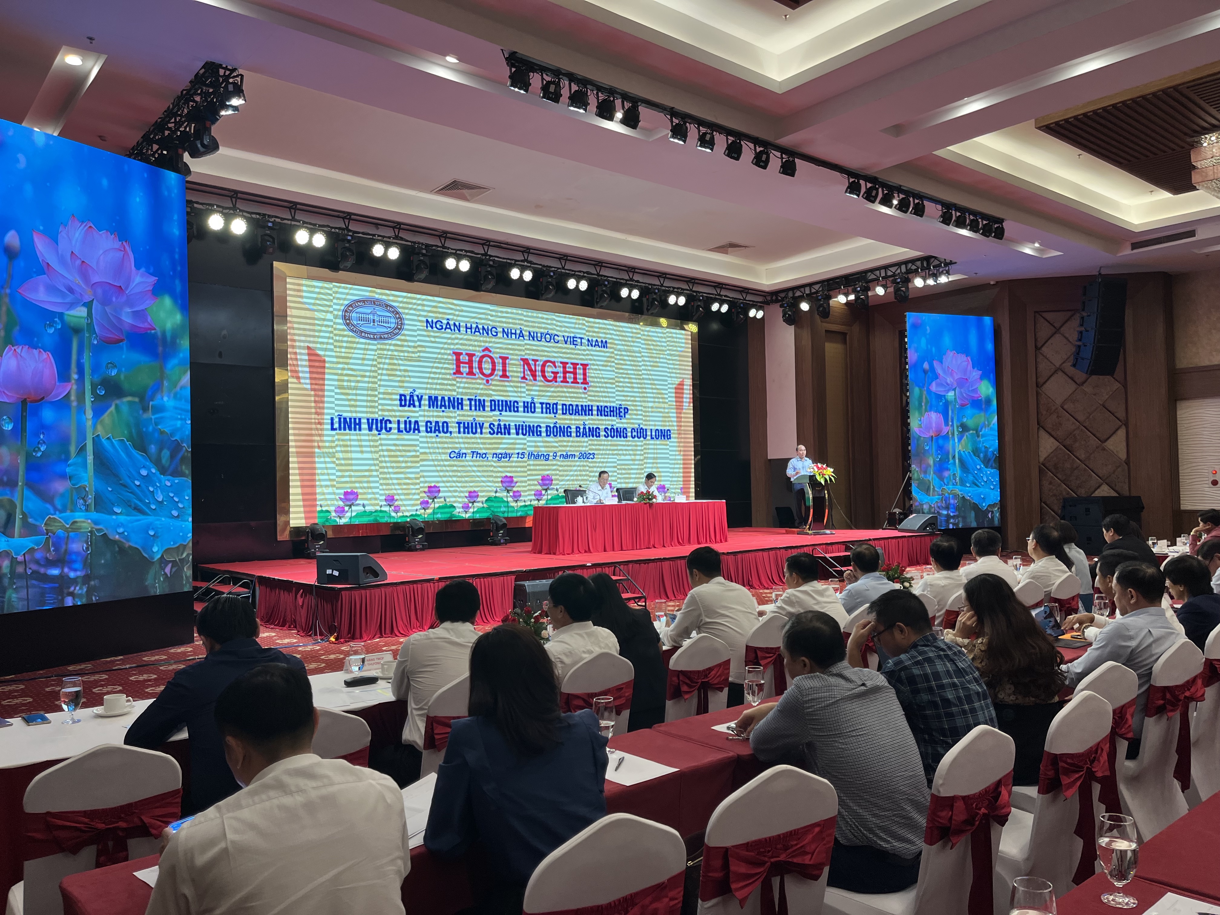 Chiều ng&agrave;y 15/9/2023, Ng&acirc;n h&agrave;ng Nh&agrave; nước phối hợp với c&aacute;c địa phương v&ugrave;ng Đồng bằng s&ocirc;ng Cửu Long tổ chức hội nghị t&igrave;m giải ph&aacute;p tăng khả năng tiếp cận t&iacute;n dụng đối với lĩnh vực thuỷ sản v&agrave; l&uacute;a gạo.