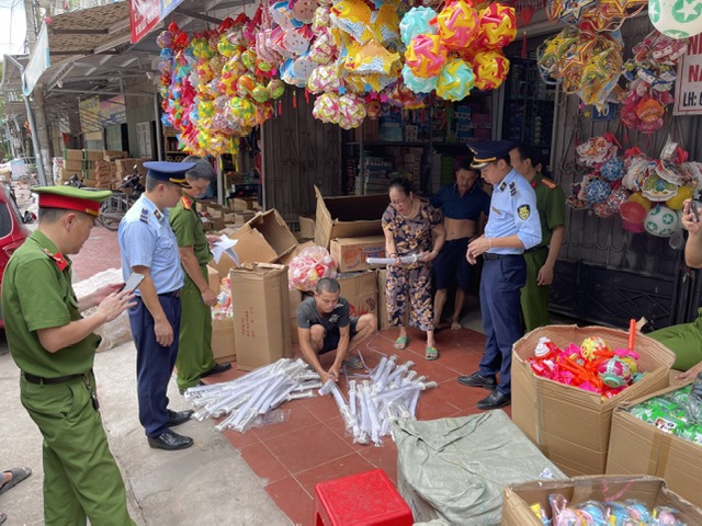 Lực lượng chức năng tỉnh Nghệ An phát hiện, thu giữ hơn 200 đồ chơi nguy hiểm, bạo lực và bánh kẹo không rõ nguồn gốc xuất xứ tại cơ sở kinh doanh Nguyễn Thị Thúy.