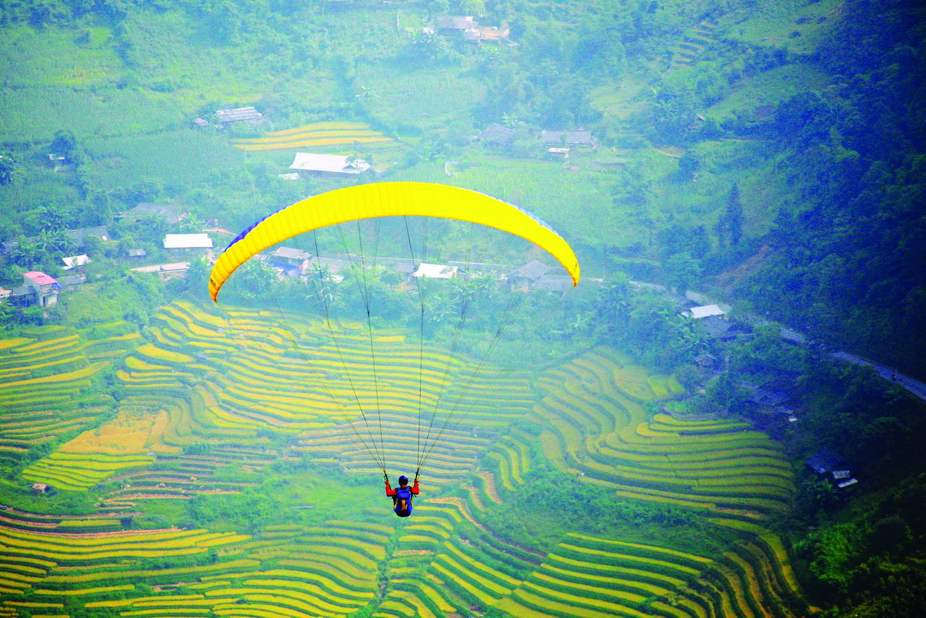 Những thửa ruộng bậc thang tại Mù Cang Chải là địa điểm tuyệt vời để các phi công thực hiện những chuyến bay cho khách ưa du lịch mạo hiểm.