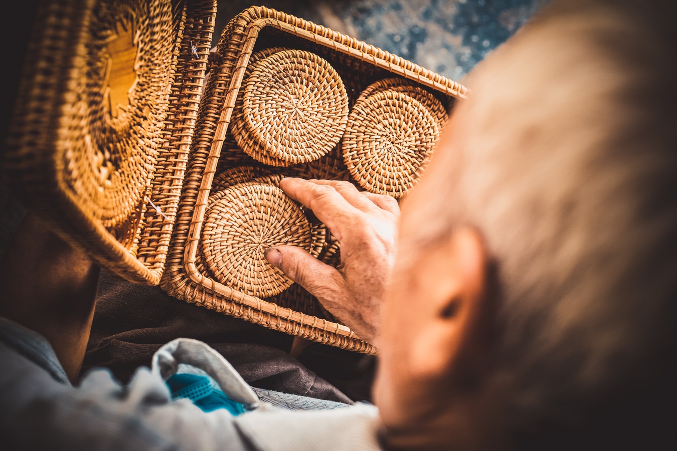 Việt Nam c&oacute; thế mạnh về khả năng s&aacute;ng tạo đồ nội thất v&agrave; trang tr&iacute; nh&agrave; cửa, kh&ocirc;ng chỉ được sản xuất thủ c&ocirc;ng m&agrave; cả tr&ecirc;n d&acirc;y chuyền c&ocirc;ng nghiệp.