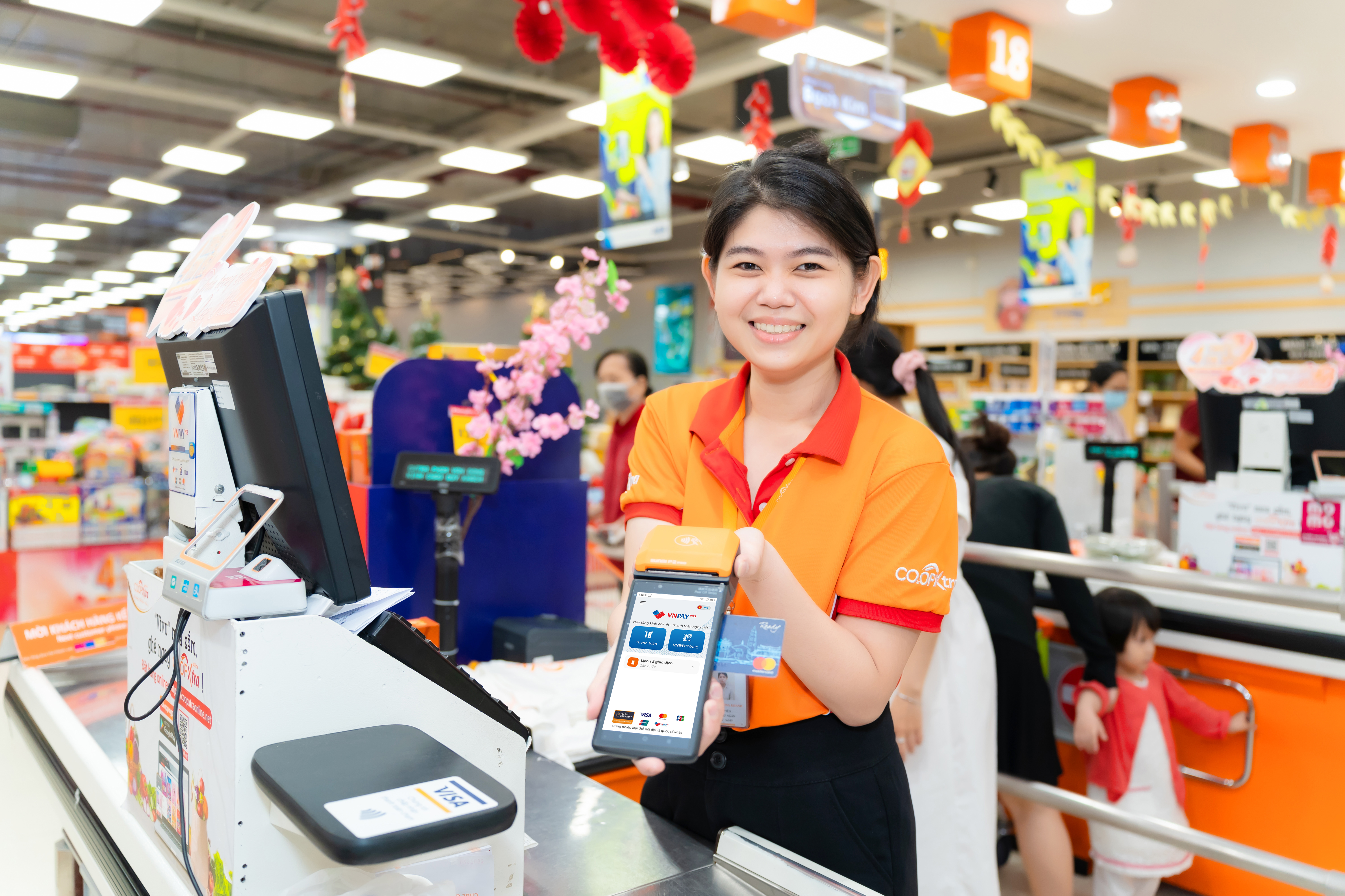 Thiết bị VNPAY SmartPOS hỗ trợ đa dạng thanh to&aacute;n, gi&uacute;p người d&ugrave;ng giao dịch dễ d&agrave;ng v&agrave; nhanh ch&oacute;ng hơn.