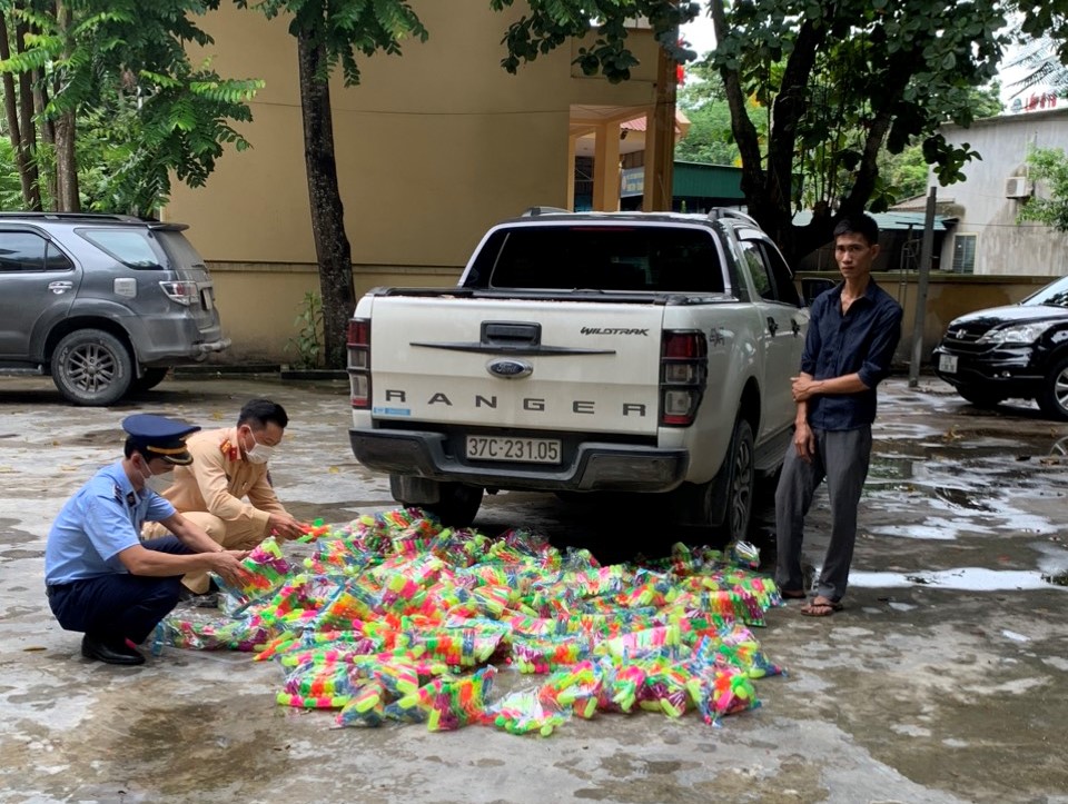 Lực lượng chức năng đang kiểm tra số súng nhựa không có hóa đơn, chứng từ chứng minh nguồn gốc xuất xứ.