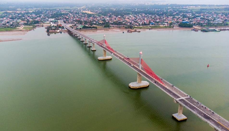 Cầu Cửa Hội kết hợp với hệ thống đường ven biển sẽ tạo thành hành lang giao thông, kinh tế đánh thức tiềm năng ven biển Nghệ An. Ảnh: Báo Nghệ An.