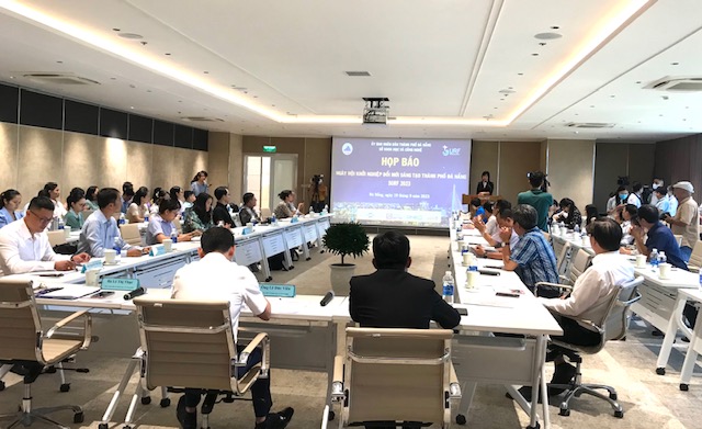Toàn cảnh họp báo thông tin về sự kiện Ngày hội khởi nghiệp đổi mới sáng tạo thành phố Đà Nẵng - SURF 2023. Ảnh Ngô Anh Văn