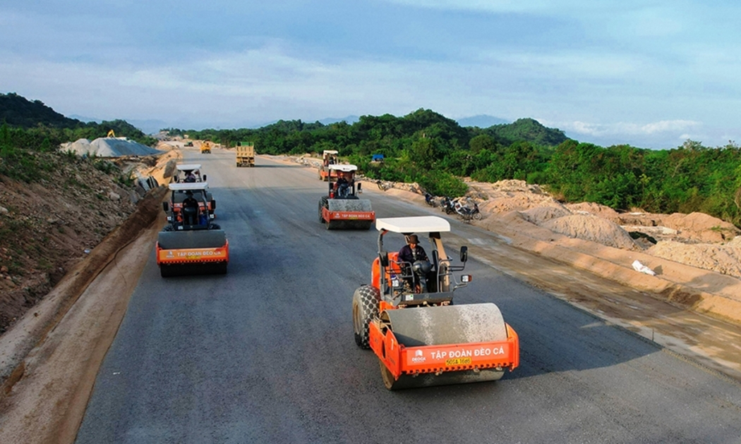 Nỗ lực giải ngân vốn đầu tư công những tháng cuối năm 2023 đặt ra nhiêu thách thức đối với ngành GTVT, các chủ đầu tư dự án...
