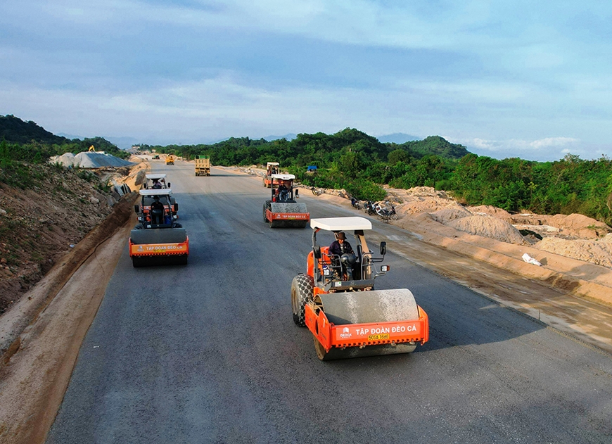 Nỗ lực giải ngân vốn đầu tư công những tháng cuối năm 2023 đặt ra nhiêu thách thức đối với ngành GTVT, các chủ đầu tư dự án...