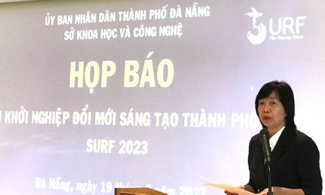 Bà Lê Thị Thục, Phó Giám đốc Sở KH&CN Đà Nẵng thông tin đến báo chí về sự kiện Ngày hội khởi nghiệp đổi mới sáng tạo thành phố Đà Nẵng - SURF 2023. Ảnh Ngô Anh Văn