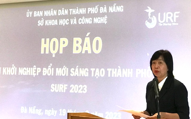 Bà Lê Thị Thục, Phó Giám đốc Sở KH&CN Đà Nẵng thông tin đến báo chí về sự kiện Ngày hội khởi nghiệp đổi mới sáng tạo thành phố Đà Nẵng - SURF 2023. Ảnh Ngô Anh Văn