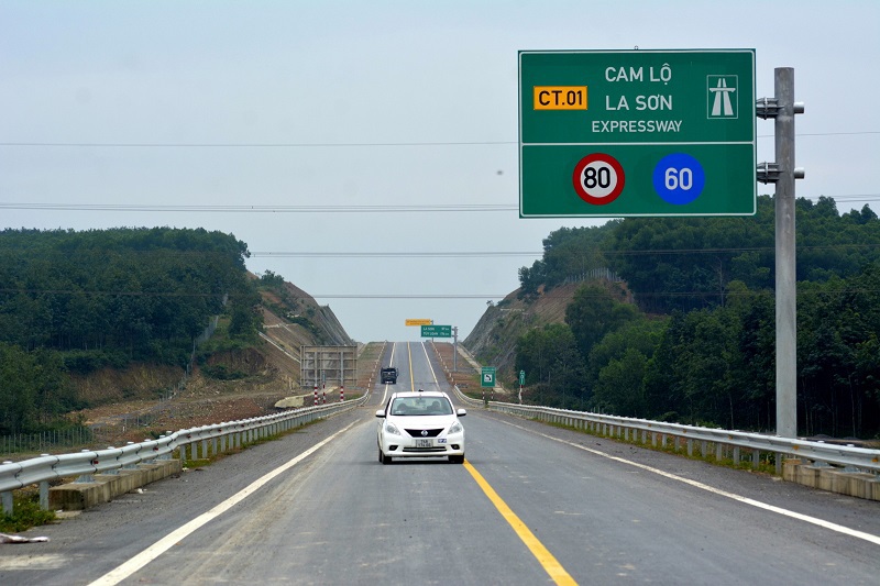 Cao tốc Cam Lộ - La Sơn đầu tư giai đoạn phân kỳ với quy mô 2 làn xe và giải phóng mặt bằng theo quy mô đường cao tốc hoàn chỉnh 4 làn xe.