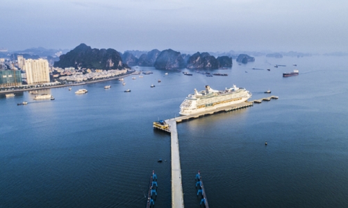 Tàu du lịch hạng sang đồng loạt quay lại Vịnh Hạ Long 