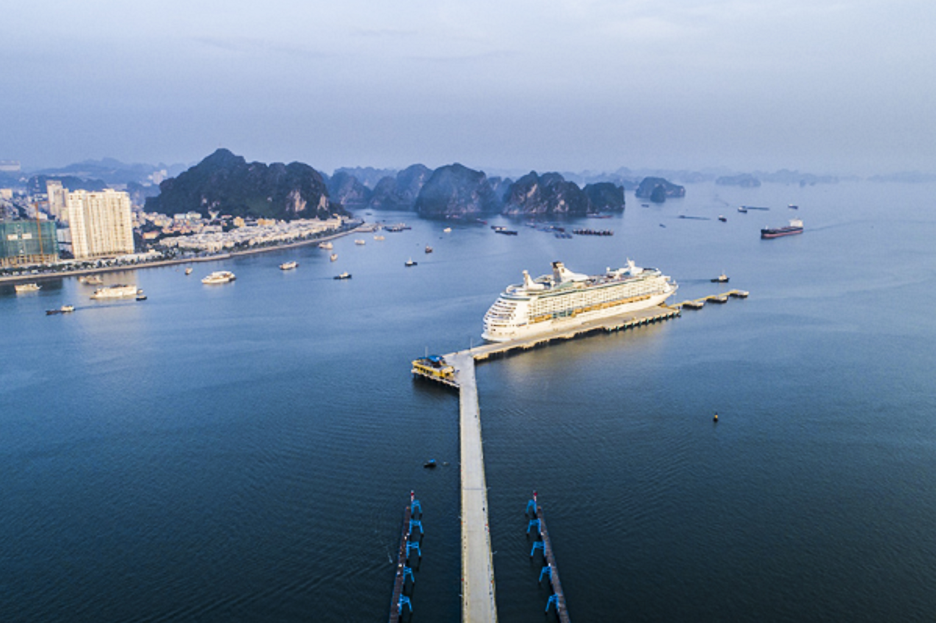 Tàu du lịch hạng sang bắt đầu quay lại Quảng Ninh
