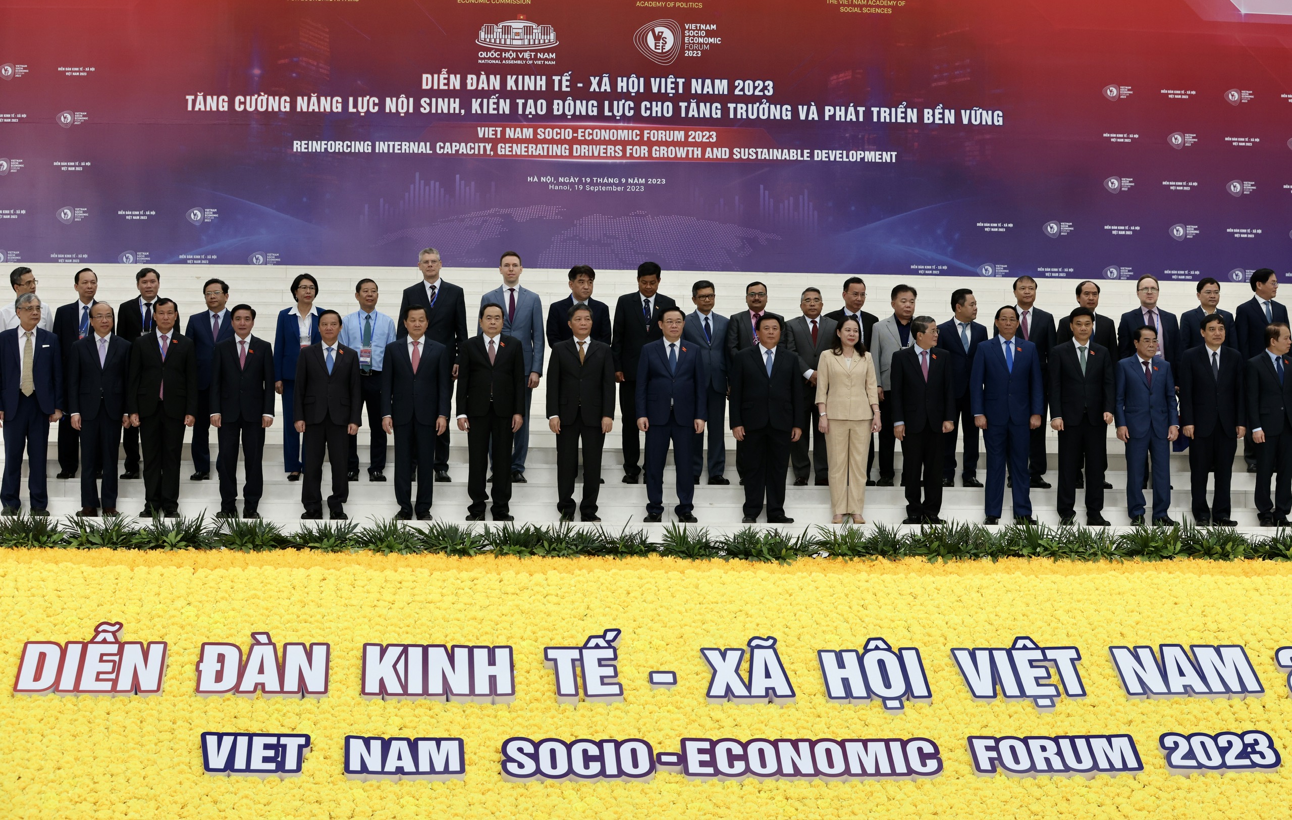 Các chuyên gia tại diễn đàn tích cực trao đổi và tìm kiếm giải pháp tăng cường năng lực nội sinh, kiến tạo động lực tăng trưởng trong bối cảnh khó khăn bủa vây. Ảnh: Việt Dũng.