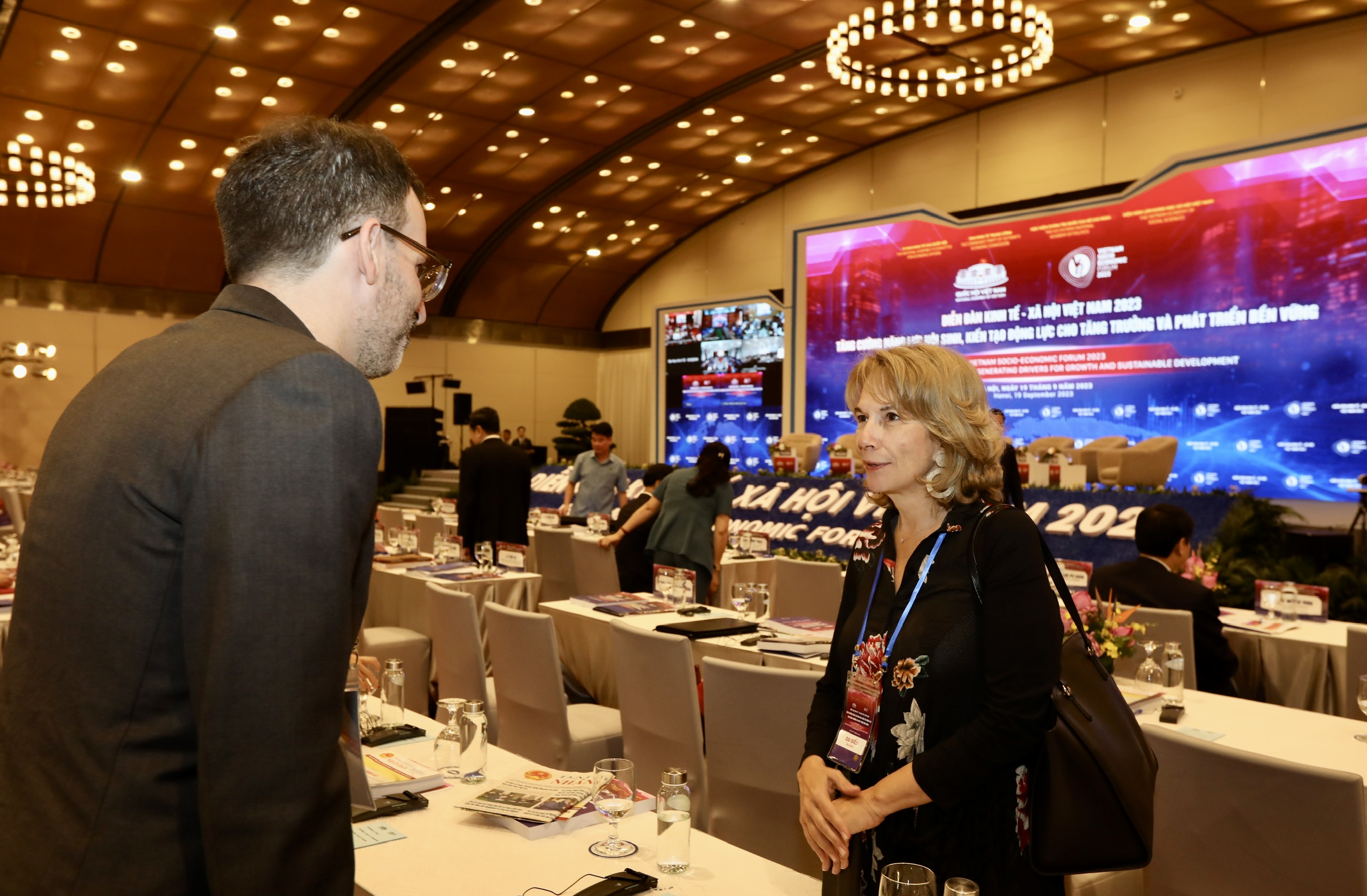 C&aacute;c đại biểu trao đổi tại diễn đ&agrave;n. Ảnh: Việt Dũng