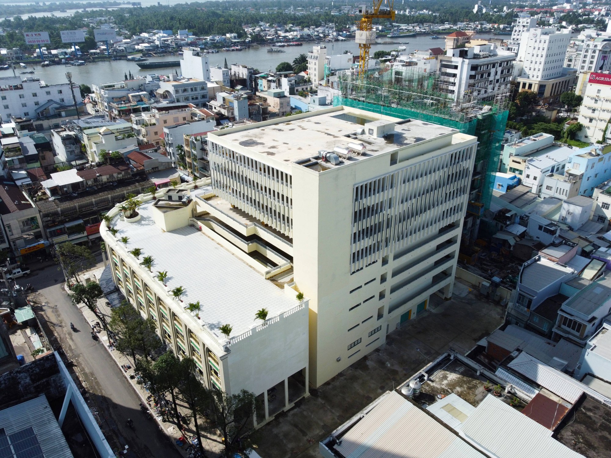 Trung tâm đậu xe và dịch vụ ô tô Ninh Kiều do CADIF đàu tư, tọa lạc tại giao lộ Phan Đình Phùng - Ngô Văn Sở, Q. Ninh Kiều, TP.HCM có công suất giữ cùng lúc 1.000 ô tô, mô tô các loại. Ảnh: CADIF.