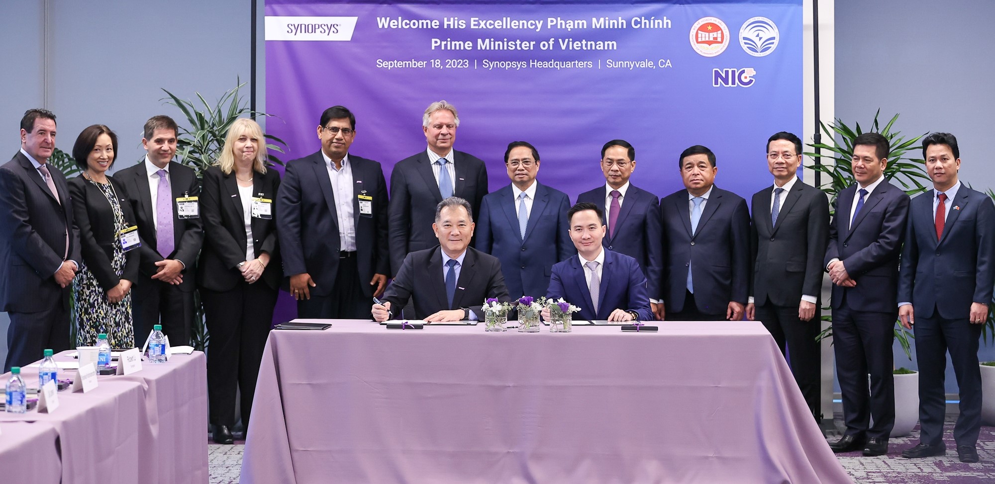 Trước sự chứng kiến của Thủ tướng Phạm Minh Chính, Synopsys đã ký kết biên bản ghi nhớ với Cục Công nghiệp công nghệ thông tin và truyền thông (Bộ Thông tin và Truyền thông) về hỗ trợ phát triển ngành công nghiệp vi mạch bán dẫn Việt Nam (Ảnh VGP).