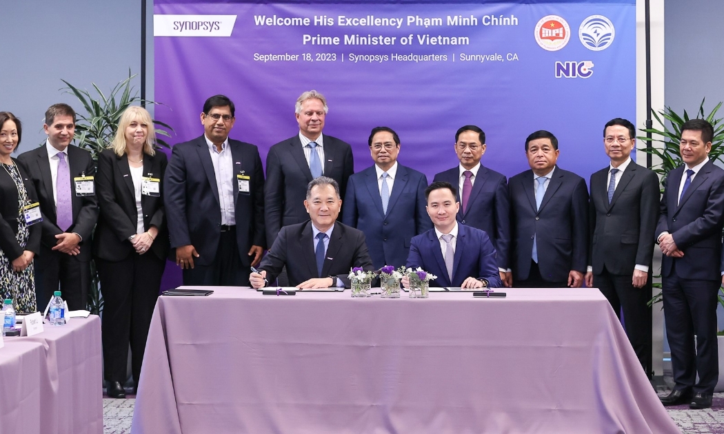 Trước sự chứng kiến của Thủ tướng Phạm Minh Chính, Synopsys đã ký kết biên bản ghi nhớ với Cục Công nghiệp công nghệ thông tin và truyền thông (Bộ Thông tin và Truyền thông) về hỗ trợ phát triển ngành công nghiệp vi mạch bán dẫn Việt Nam (Ảnh VGP).