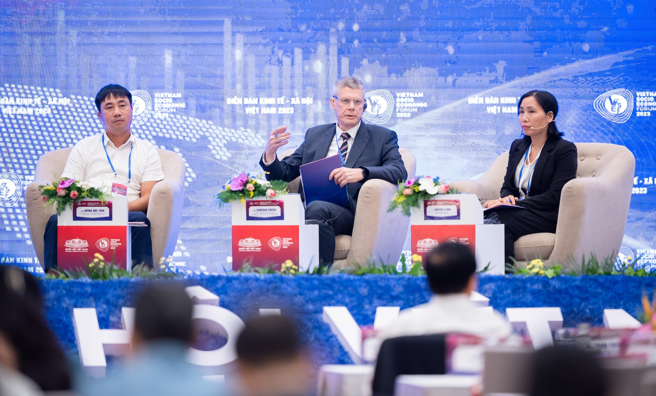 C&aacute;c chuy&ecirc;n gia chia sẻ về vấn đề tăng năng suất lao động của Việt Nam. Ảnh - Quochoi.vn.