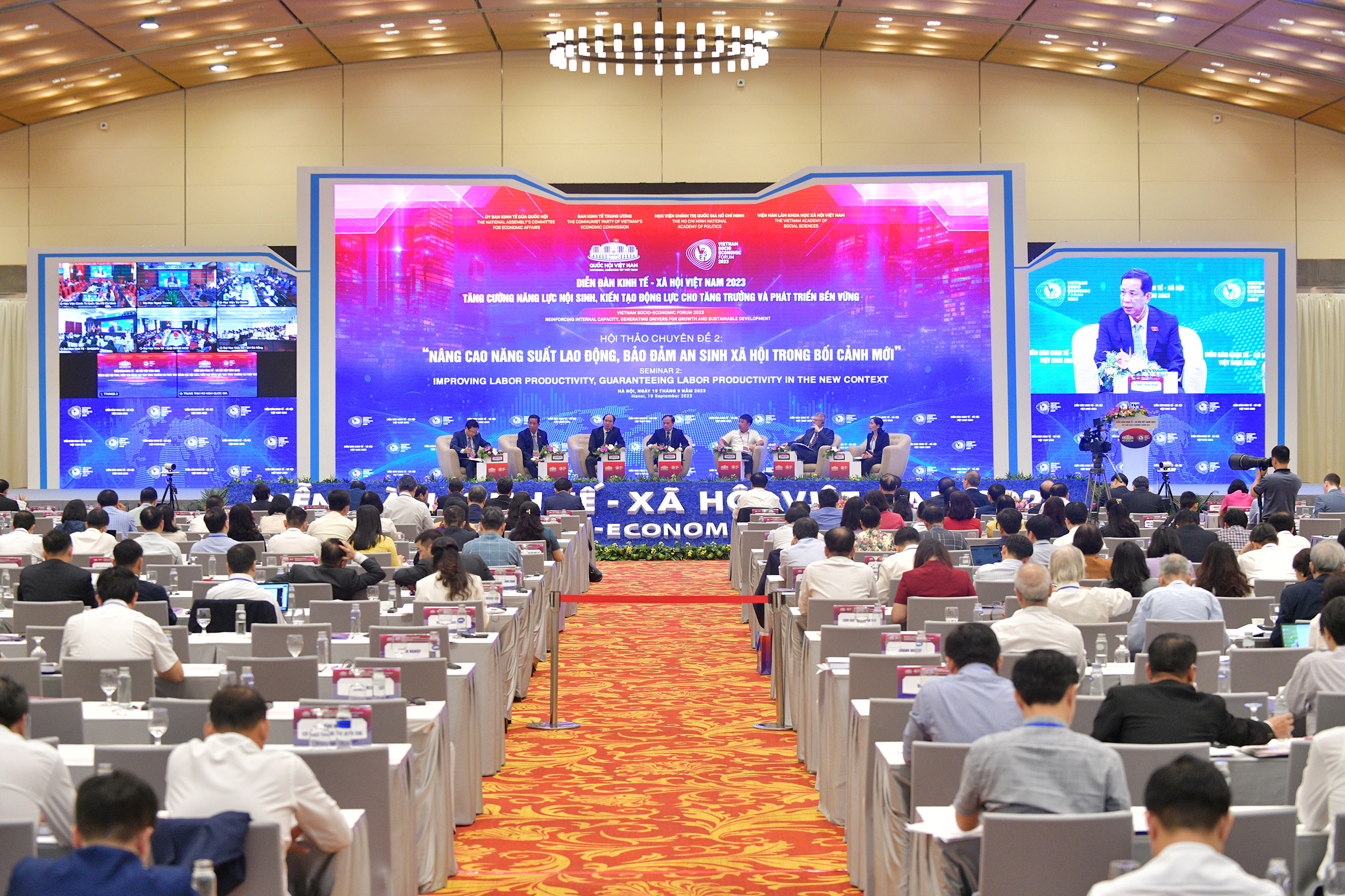 To&agrave;n cảnh phi&ecirc;n thảo luận chuy&ecirc;n đề 2. Ảnh - Quochoi.vn.