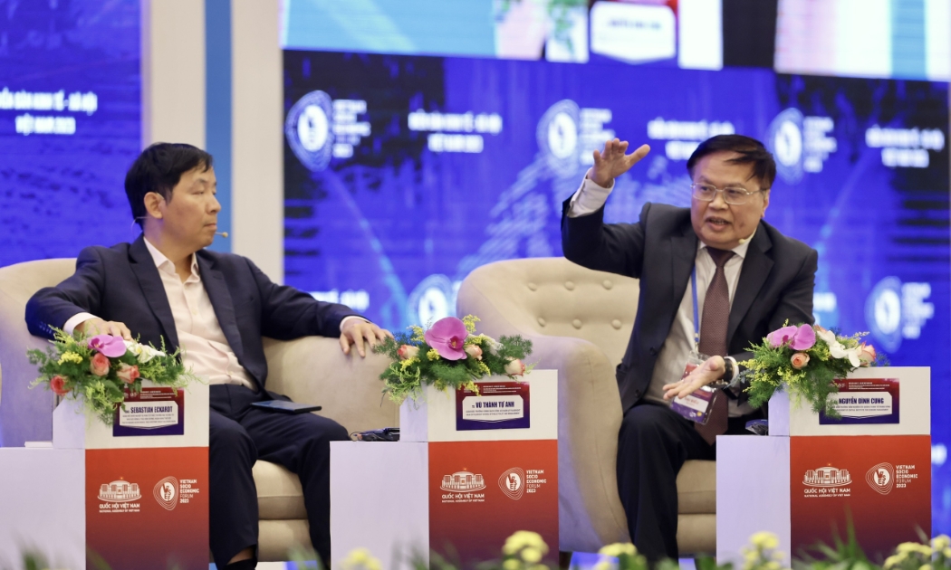 TS Nguyễn Đình Cung (bên phải) tại Tọa đàm cấp cao trong khuôn khổ Diễn đàn Kinh tế - Xã hội Việt Nam thường niên lần thứ 3. Ảnh: Việt Dũng.