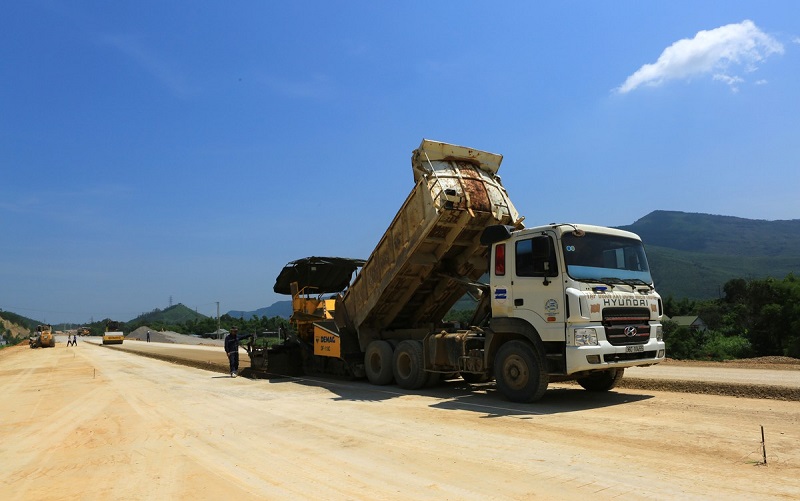 Bộ Giao thông vận tải phấn đấu giải ngân đạt 95% vốn kế hoạch giao từ nay đến cuối năm. Ảnh: Đăng Trung.