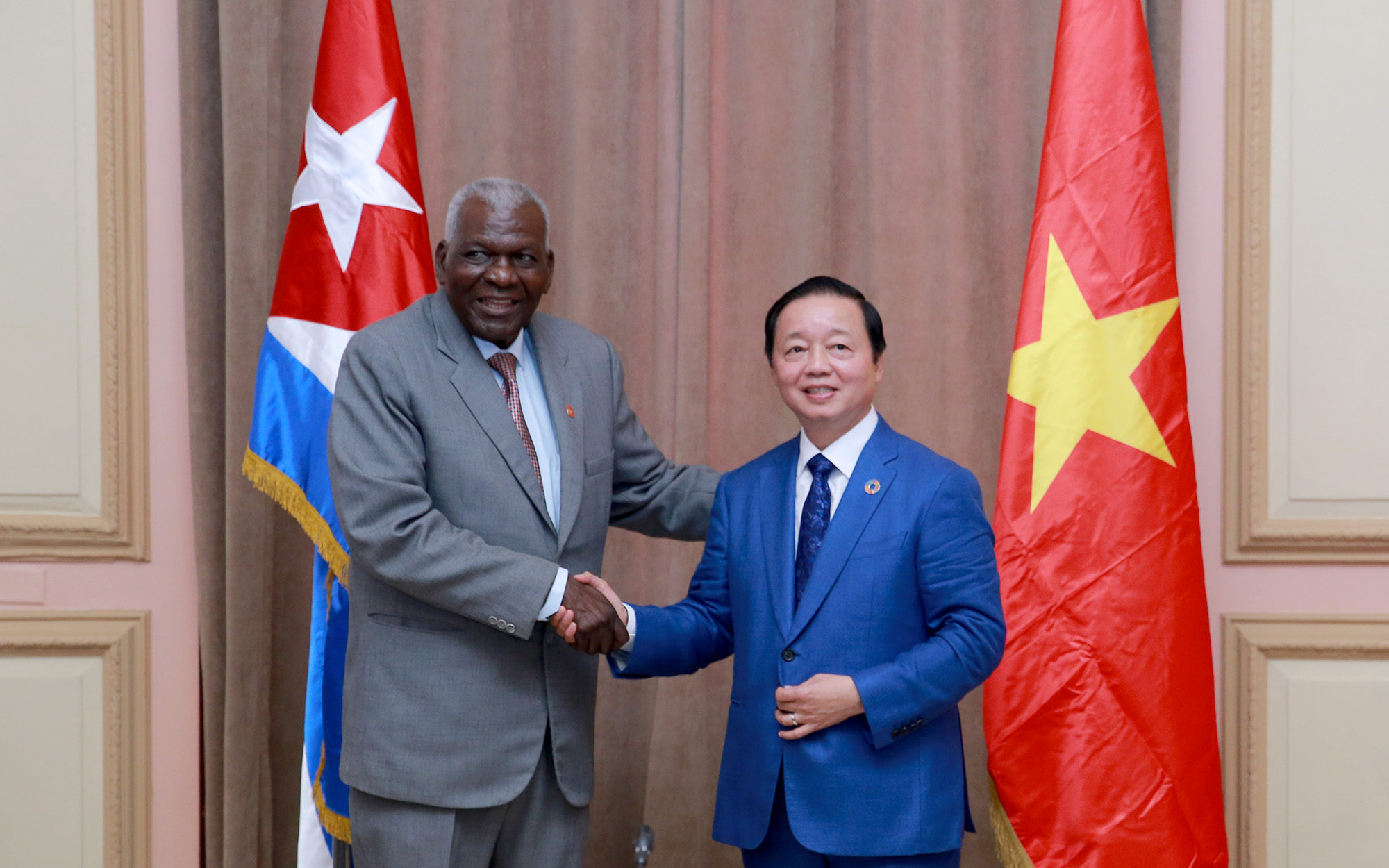 Chủ tịch Quốc hội Esteban Lazo chào mừng Phó Thủ tướng Trần Hồng Hà đến toà nhà Quốc hội Cuba. Ảnh: VGP