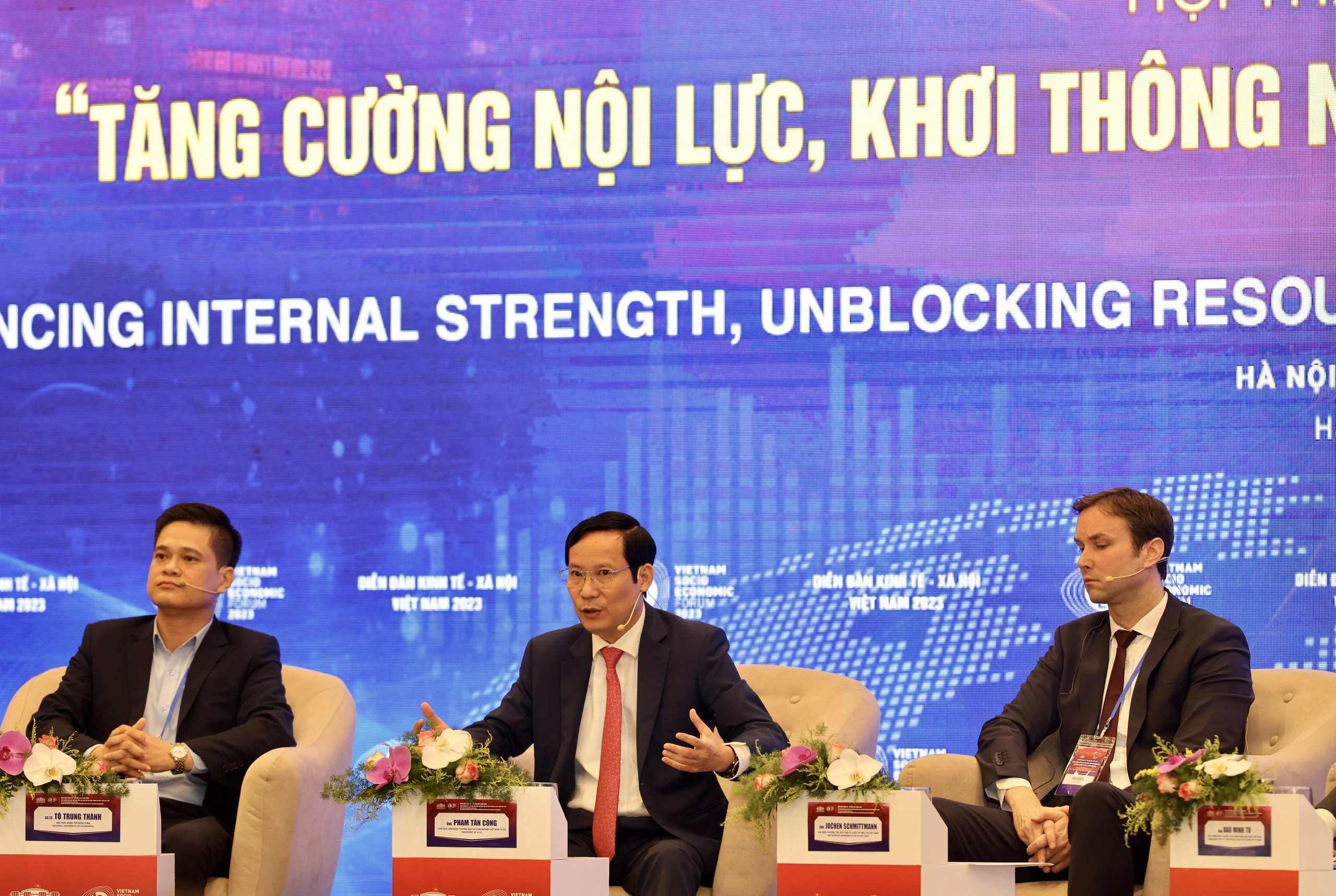 Tọa đàm Chuyên đề thứ 1 với chủ đề “Tăng cường nội lực, khơi thông nguồn lực, hỗ trợ doanh nghiệp vượt khó” trong khuôn khổ Diễn đàn Kinh tế - Xã hội Việt Nam thường niên lần thứ 3. Ảnh:  Việt Dũng.