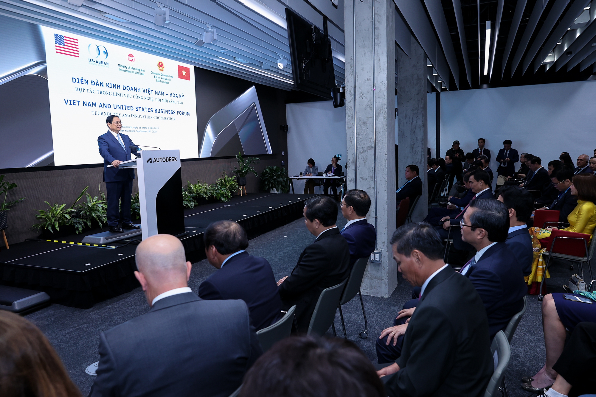 Thủ tướng khẳng định Ch&iacute;nh phủ Việt Nam sẵn s&agrave;ng mở cửa đ&oacute;n tất cả doanh nghiệp tới đầu tư kinh doanh đ&uacute;ng ph&aacute;p luật. Ảnh:VGP.