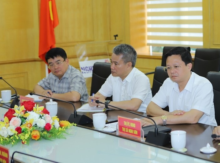 L&atilde;nh đạo Ban quản l&yacute; Khu kinh tế Nghi Sơn v&agrave; c&aacute;c Khu c&ocirc;ng nghiệp tại buổi l&agrave;m việc. Ảnh B&aacute;o Thanh H&oacute;a