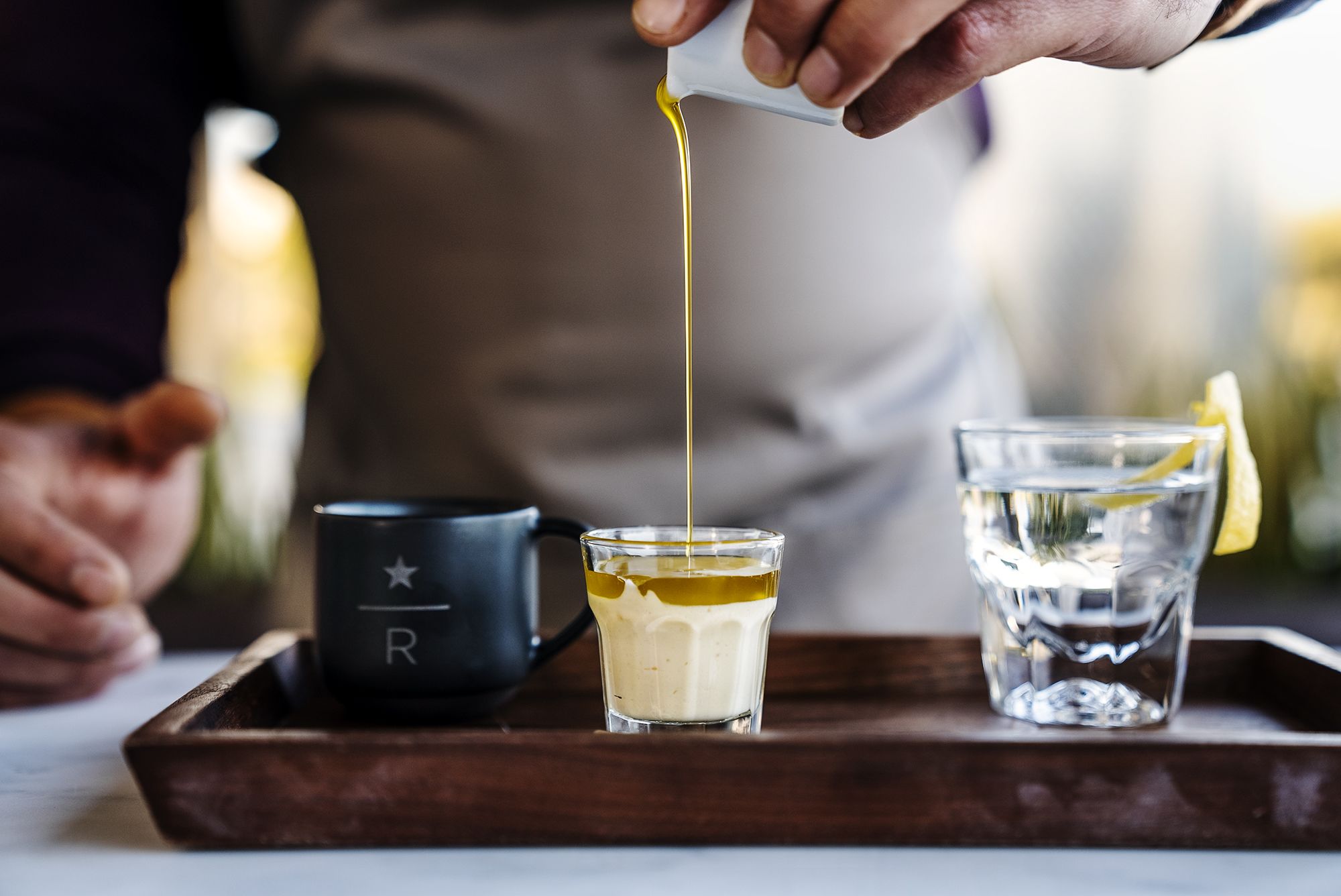Dòng đồ uống Oleato của Starbucks được thêm dầu ô liu. Ảnh: CNN