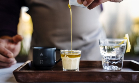 Dòng đồ uống Oleato của Starbucks được thêm dầu ô liu. Ảnh: CNN