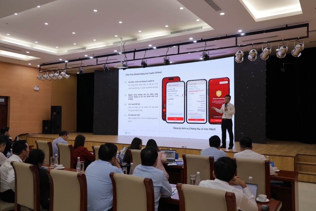 Ông Đặng Thành Tuân - Phó Tổng giám đốc EPAY giới thiệu các giải pháp định danh xác thực điện tử.