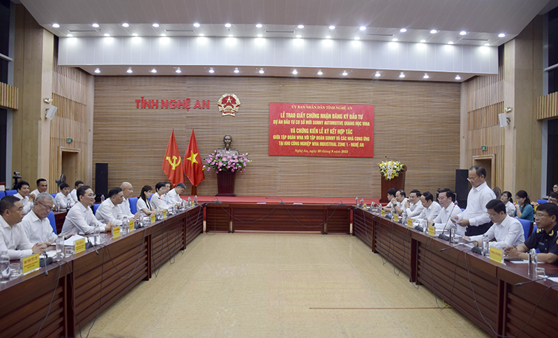 Quang cảnh lễ trao Giấy chứng nhận