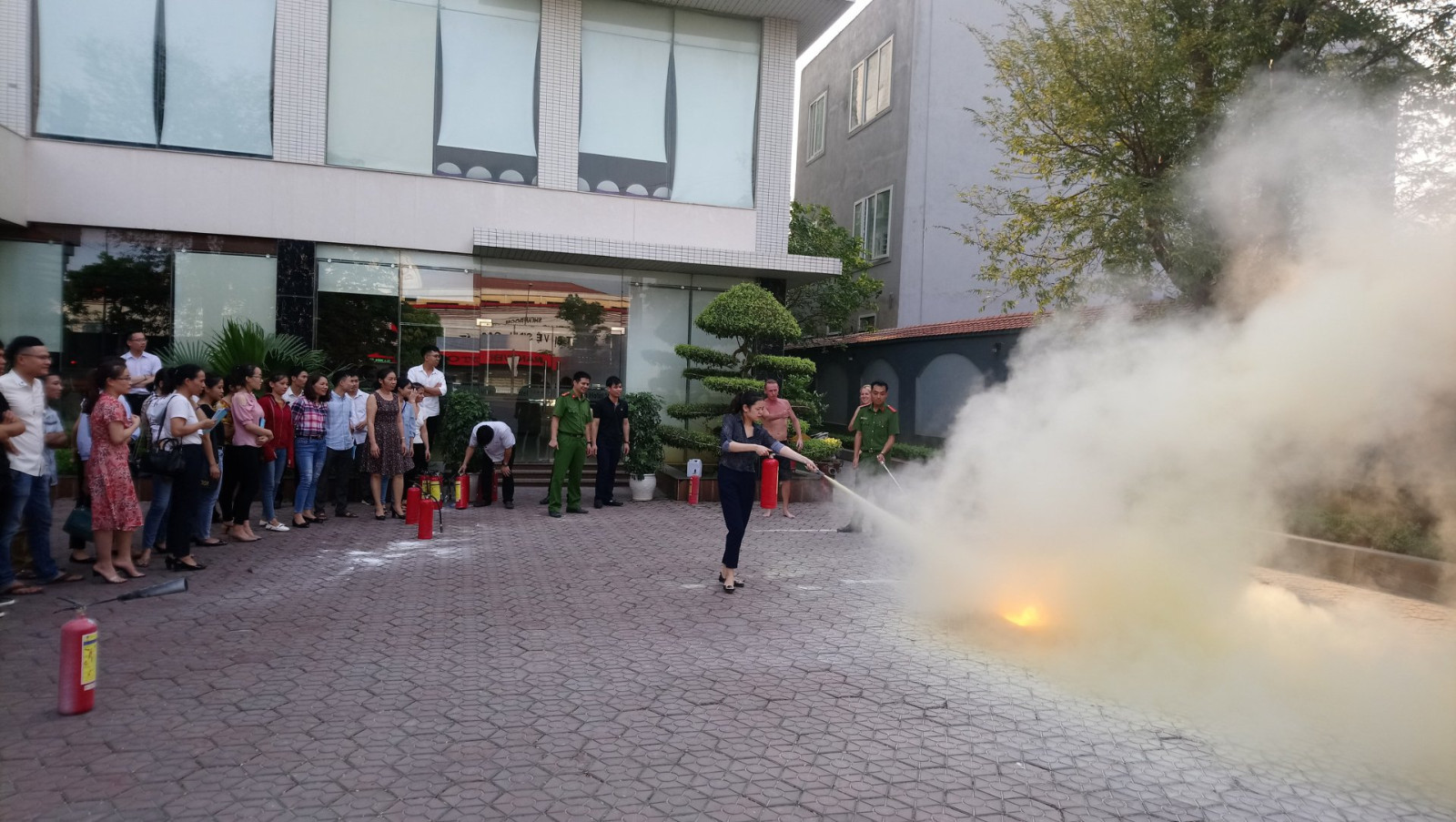 C&ocirc;ng an Nghệ An tổ chức nhiều lớp huấn luyện v&agrave; bồi dưỡng nghiệp vụ ph&ograve;ng ch&aacute;y chữa ch&aacute;y cho người d&acirc;n &nbsp;