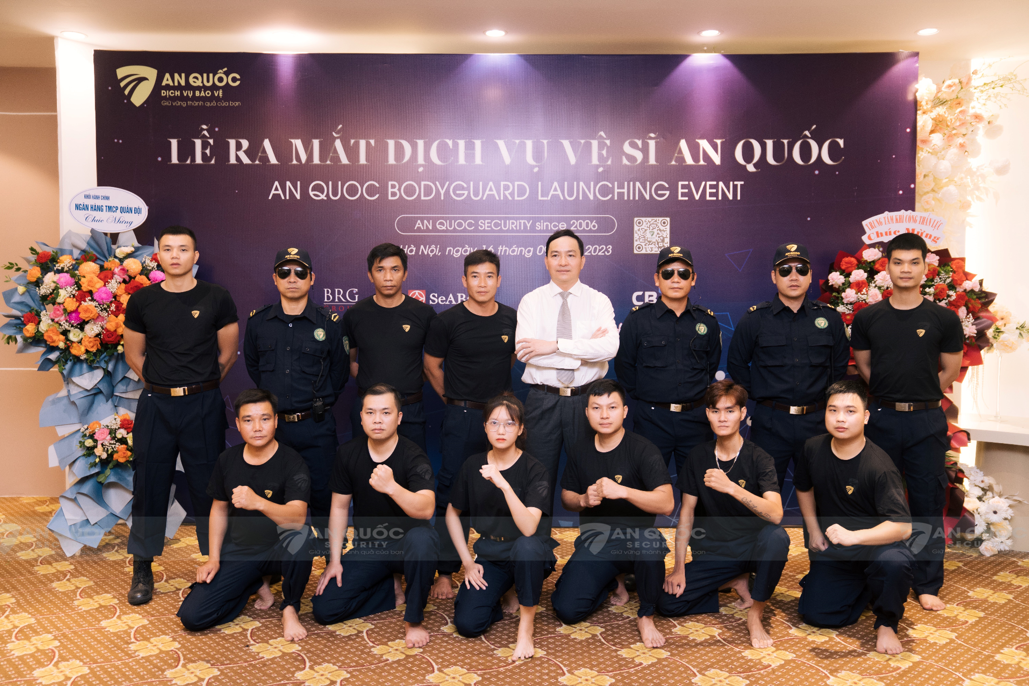 Ông Chử Đức Tuyến, Phó chủ tịch HĐTV công ty cùng đội vệ sĩ.