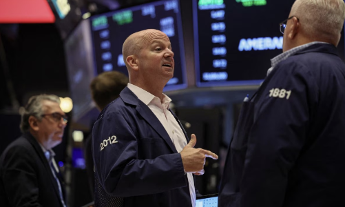 Chứng khoán Mỹ giảm điểm, giá dầu quay đầu sau khi lập đỉnh mới