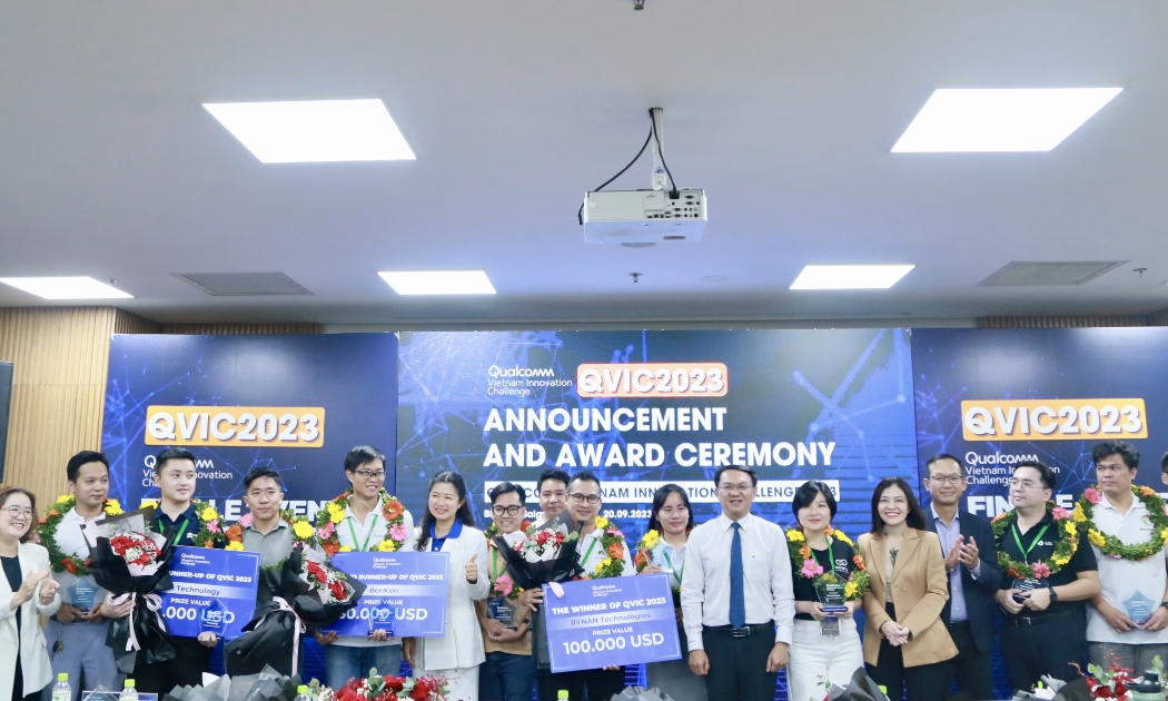 Ban tổ chức chụp hình với Top 3 các startup công nghệ đạt giải QVIC 2023 trưa ngày 20/9 tại TP.HCM.