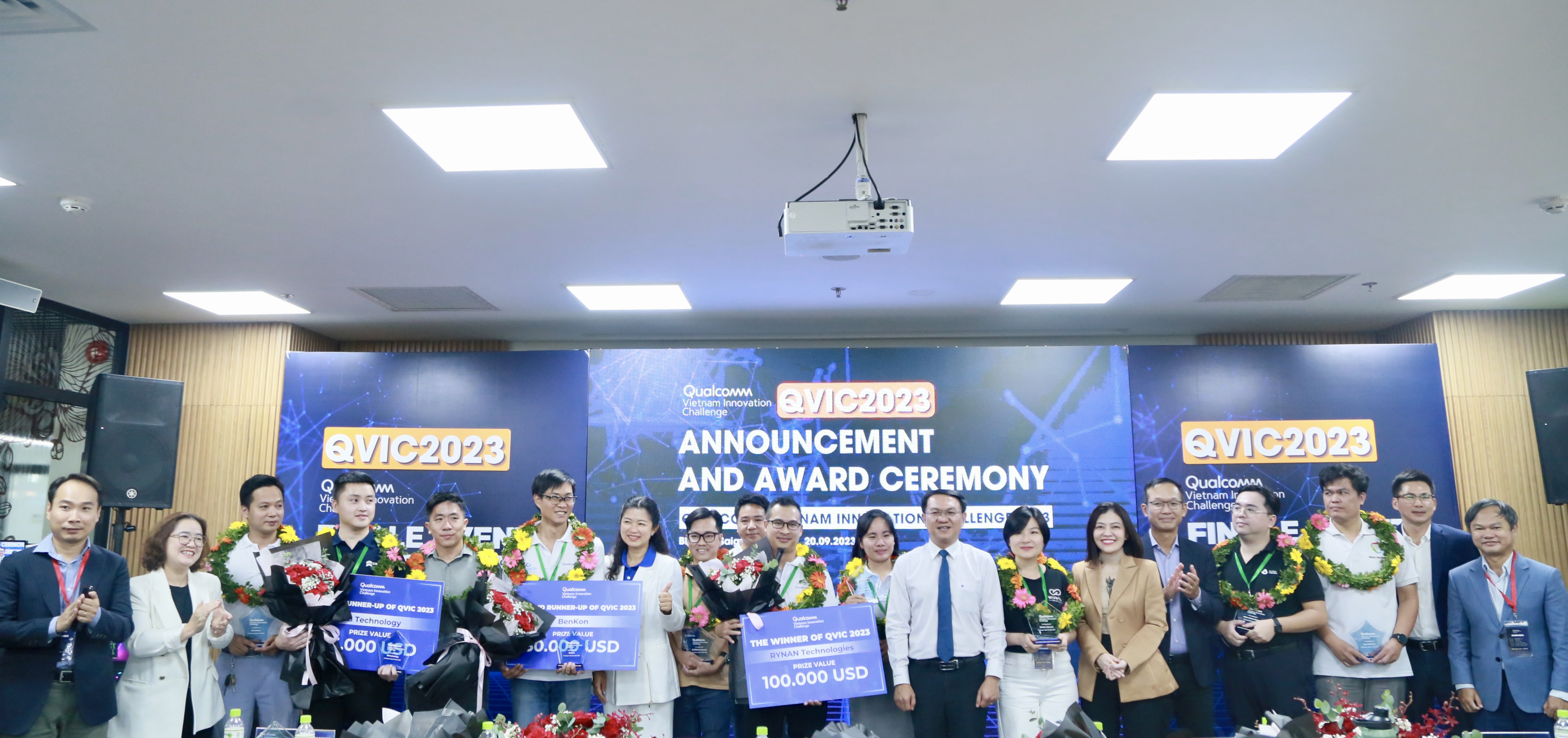 Ban tổ chức chụp hình với Top 3 các startup công nghệ đạt giải QVIC 2023 trưa ngày 20/9 tại TP.HCM.