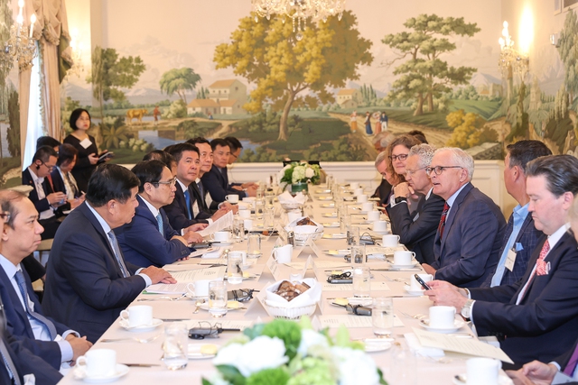 Thủ tướng Phạm Minh Chính và CEO của các doanh nghiệp, tập đoàn hàng đầu của Hoa Kỳ trong lĩnh vực bán dẫn - Ảnh: VGP
